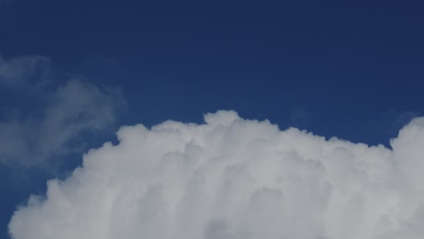 Close Vídeo Lapso Tempo Nuvens Brancas Grandes Céu Azul Ensolarado — Vídeo de Stock