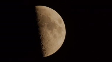 Tamamlanmamış (yarım) Ay gece gökyüzünde yavaşça ilerliyor.