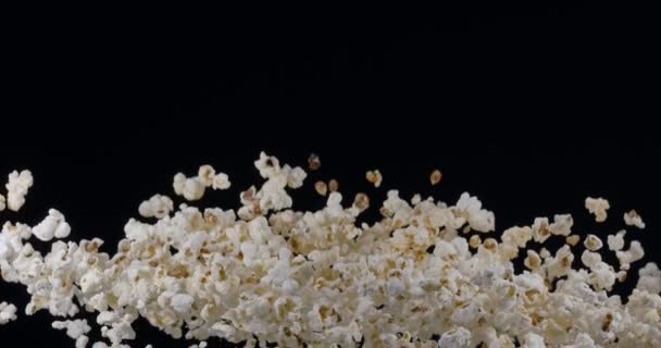 Popcorn Vlokken Langzaam Stijgen Vallen Tegen Een Zwarte Achtergrond Zwarte — Stockvideo