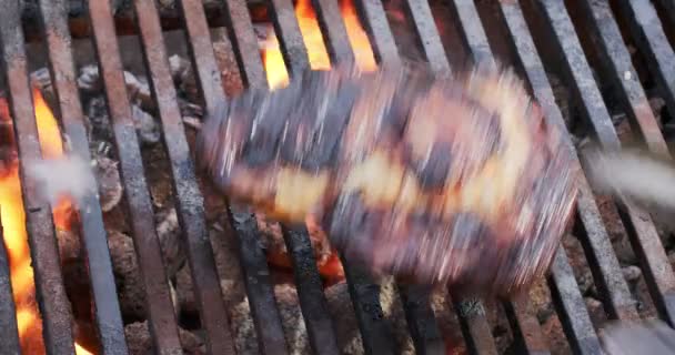 Bordaszem Steak Leesik Egy Grill Rácsra Lángoló Tűzzel Lassított Felvétel — Stock videók