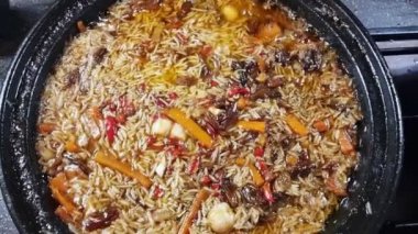 Pirinç ve kuzu etinden geleneksel kaynayan doğu yemekleri videosu - pilav.