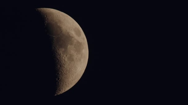 Ufuldstændig Måne Langsomt Bevæger Sig Gennem Nattehimlen – Stock-video