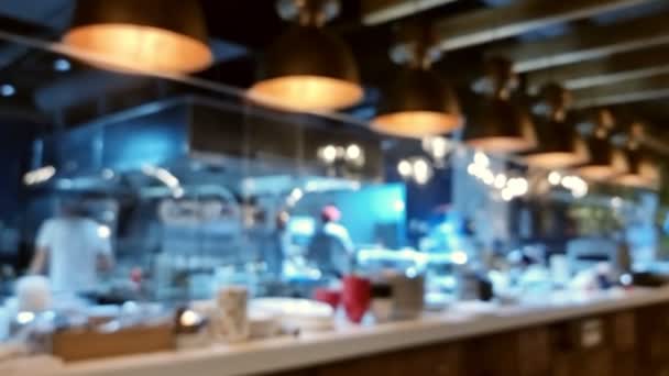 一个现代餐馆里一个大的开放式厨房的模糊视频 您的食品展示背景很好 — 图库视频影像