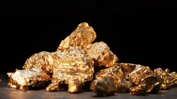 Berputar Sekitar Sekelompok Nugget Emas Latar Belakang Hitam Batu Emas — Stok Video