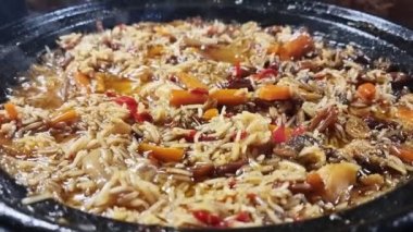 Pirinç ve kuzu etinden geleneksel kaynayan doğu yemekleri videosu - pilav.