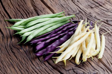 eski ahşap masa üzerinde taze fasulye.