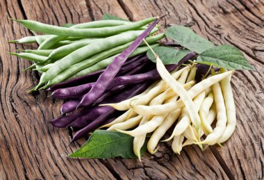 eski ahşap masa üzerinde taze fasulye.