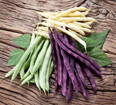 eski ahşap masa üzerinde taze fasulye.