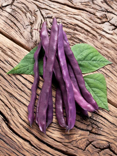 老木桌上的紫豆. — 图库照片