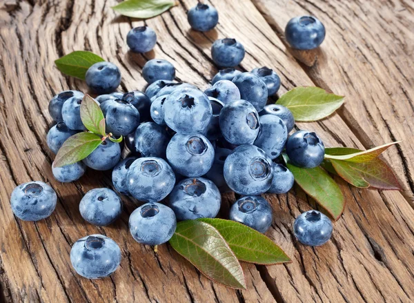 Bleuets sur une vieille table en bois . — Photo