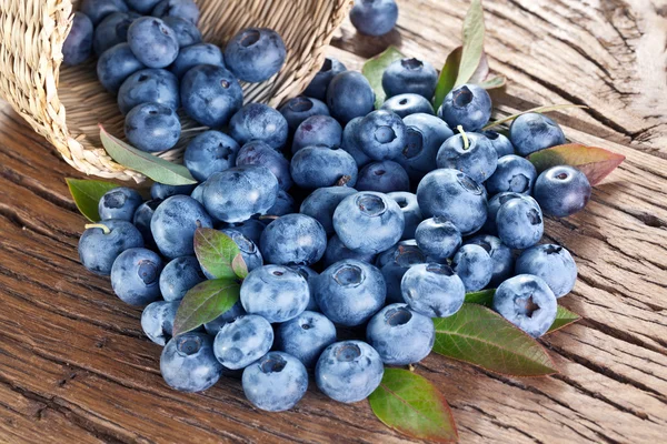 Blaubeeren über altem Holztisch. — Stockfoto