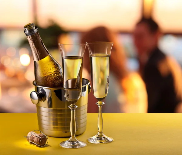 Champagne flöjter och kyld flaska. — Stockfoto