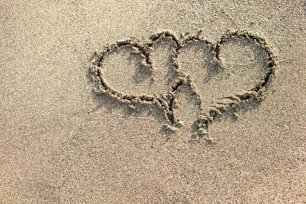 Kum üzerine yazılmış iki kalp. — Stok fotoğraf