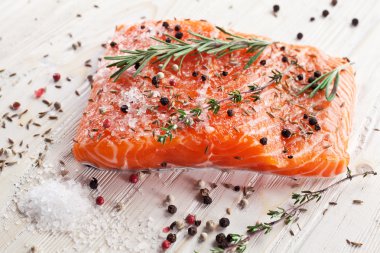 Tahta üzerinde somon filetosu..