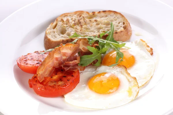 Freid eggs with tomatoes and becon. — Stock Photo, Image