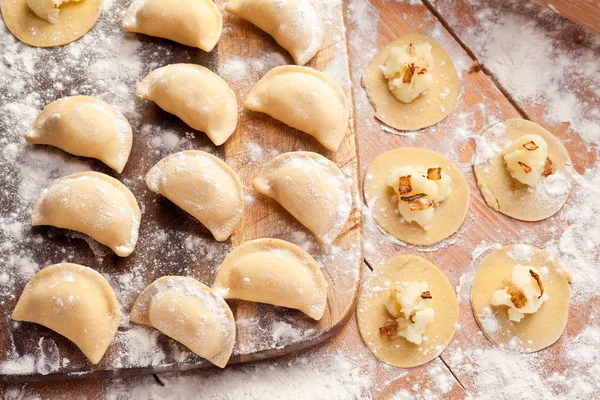 Vareniki (Knödel) mit Kartoffeln und Zwiebeln. — Stockfoto