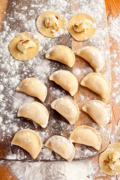 Vareniki (Knödel) mit Kartoffeln und Zwiebeln. — Stockfoto