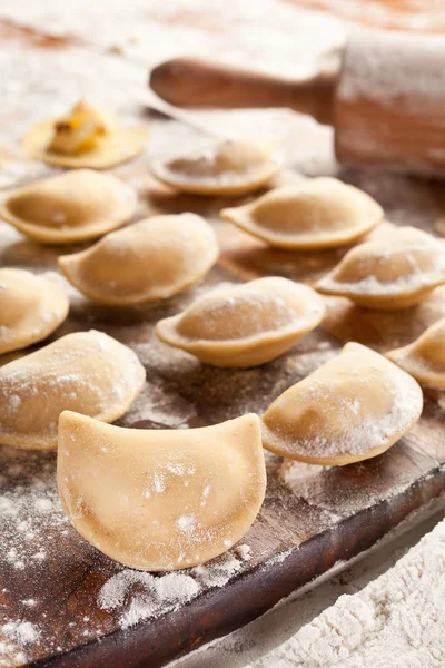 Vareniki (Knödel) mit Kartoffeln und Zwiebeln. — Stockfoto