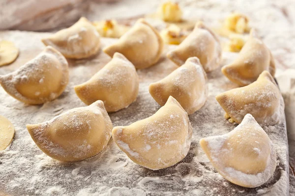 Vareniki (bolinhos de massa) com batatas e cebola . — Fotografia de Stock