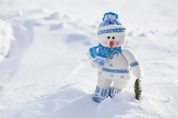 Маленький снеговик с морковным носом в снегу . — стоковое фото