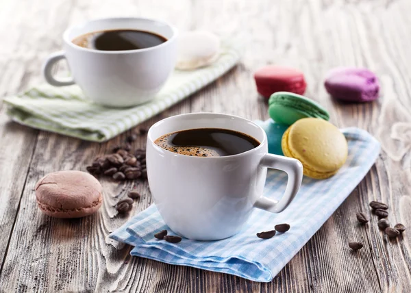 Xícara de café e macaron francês . — Fotografia de Stock