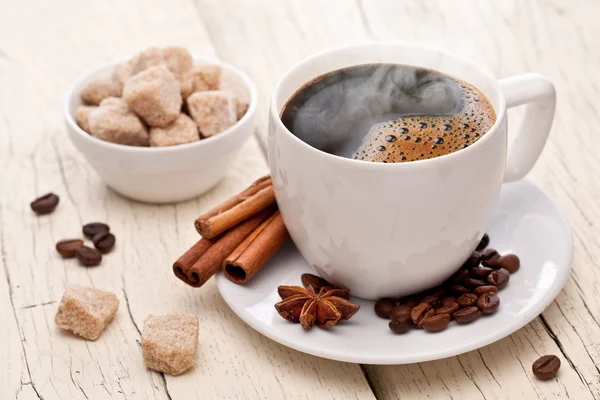 Kop warme koffie op een oude houten tafel. — Stockfoto