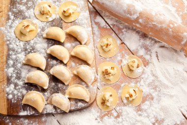 patates ve soğan ile vareniki (mantı).