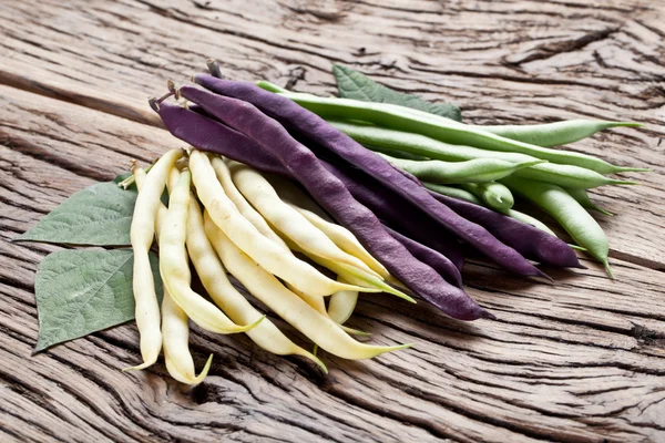 Frijoles verdes frescos en la vieja mesa de madera . — Foto de Stock