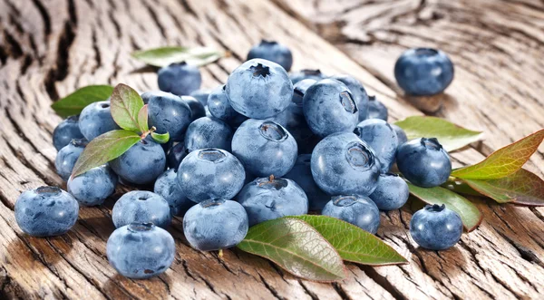 Bleuets sur une vieille table en bois . — Photo