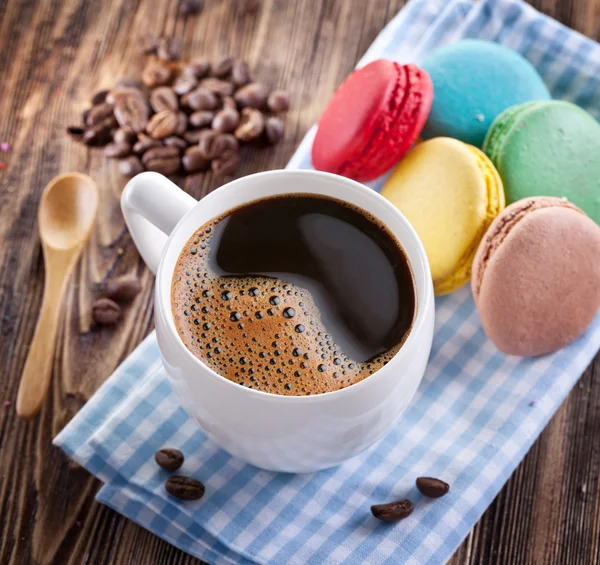 Xícara de café e macaron francês . — Fotografia de Stock