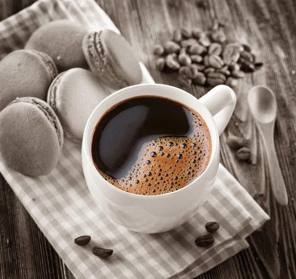 Taza de café y macaron francés . — Foto de Stock