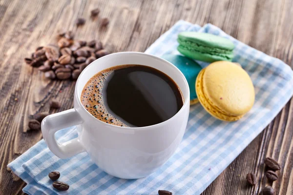 Kopp kaffe och franska macaron. — Stockfoto