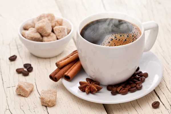 Una taza de café caliente en una vieja mesa de madera . — Foto de Stock