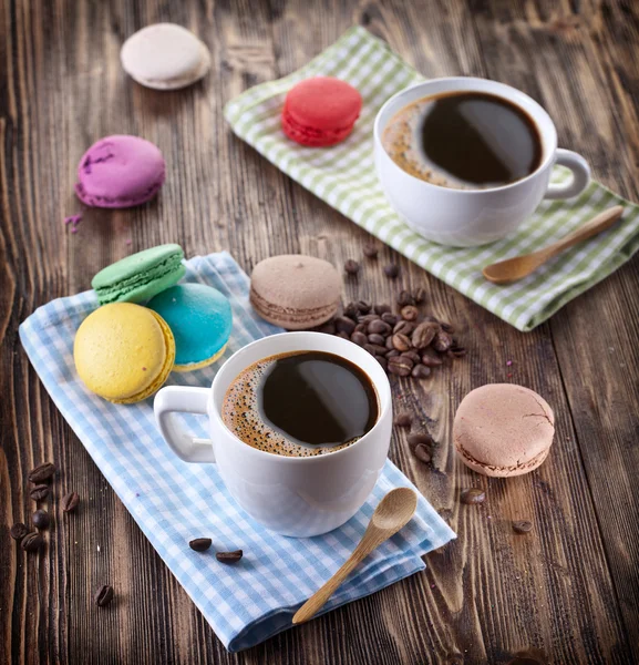 Kopp kaffe och franska macaron. — Stockfoto