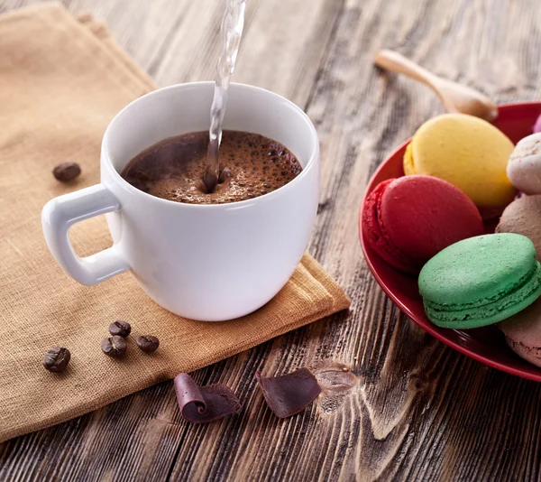 Tasse Kaffee und französisches Macaron. — Stockfoto