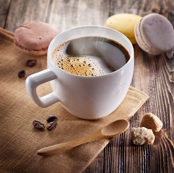 Tasse Kaffee und französisches Macaron. — Stockfoto