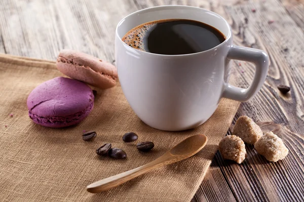 Kopp kaffe och franska macaron. — Stockfoto