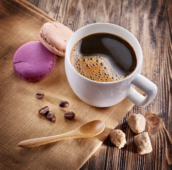 Xícara de café e macaron francês . — Fotografia de Stock