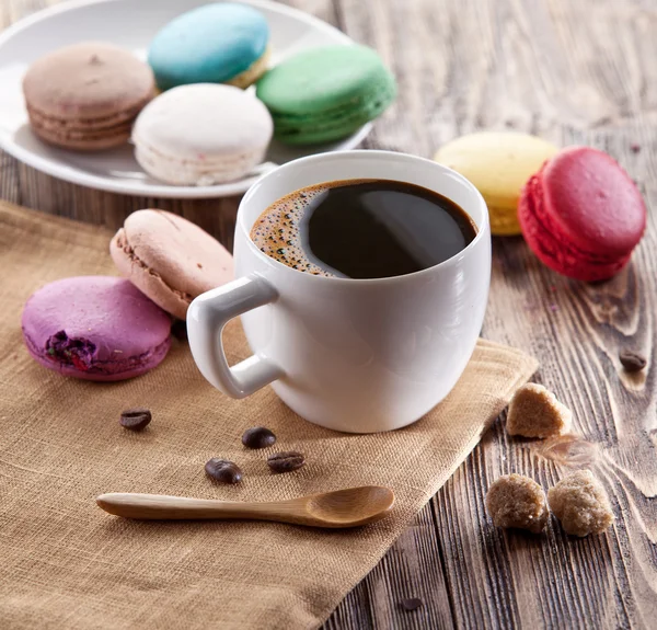 Kopje koffie en Franse macaron. — Stockfoto