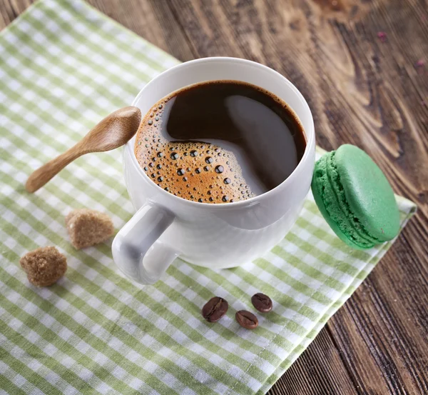 Xícara de café e macaron francês . — Fotografia de Stock