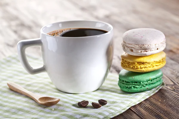 Xícara de café e macaron francês . — Fotografia de Stock