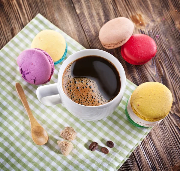 Kopje koffie en Franse macaron. — Stockfoto