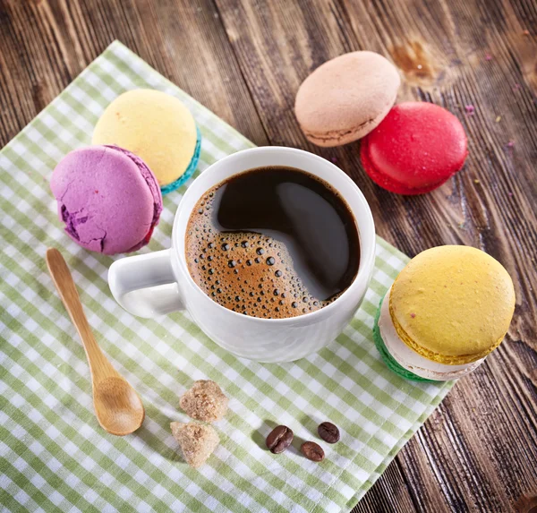 Ceașcă de cafea și macaron francez . — Fotografie, imagine de stoc