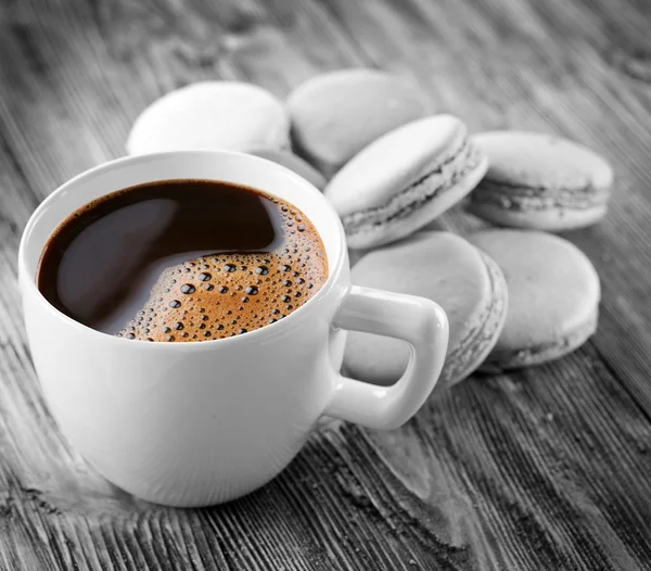 Kopp kaffe och franska macaron. — Stockfoto