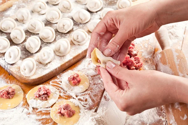 Knödel. Teig mit Fleischfüllung auf den Händen des Kochs. — Stockfoto