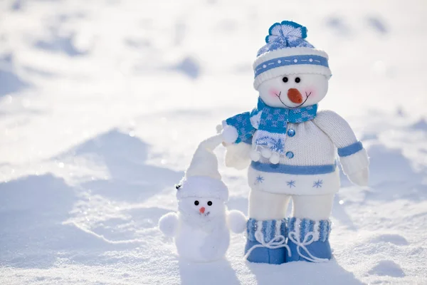 Piccolo pupazzo di neve con naso di carota nella neve . — Foto Stock