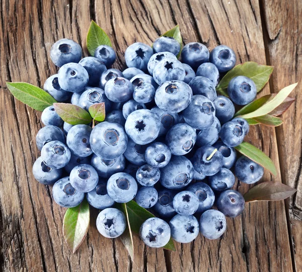蓝莓在旧木桌. — 图库照片