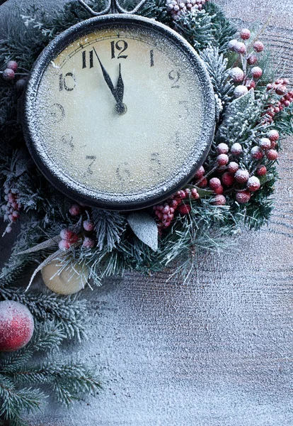 Reloj de Navidad sobre fondo de madera nieve . —  Fotos de Stock