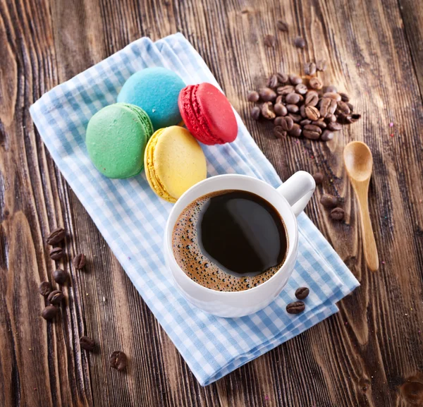 Kopje koffie en Franse macaron. — Stockfoto