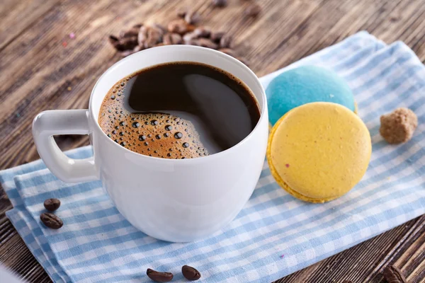 Xícara de café e macaron francês . — Fotografia de Stock